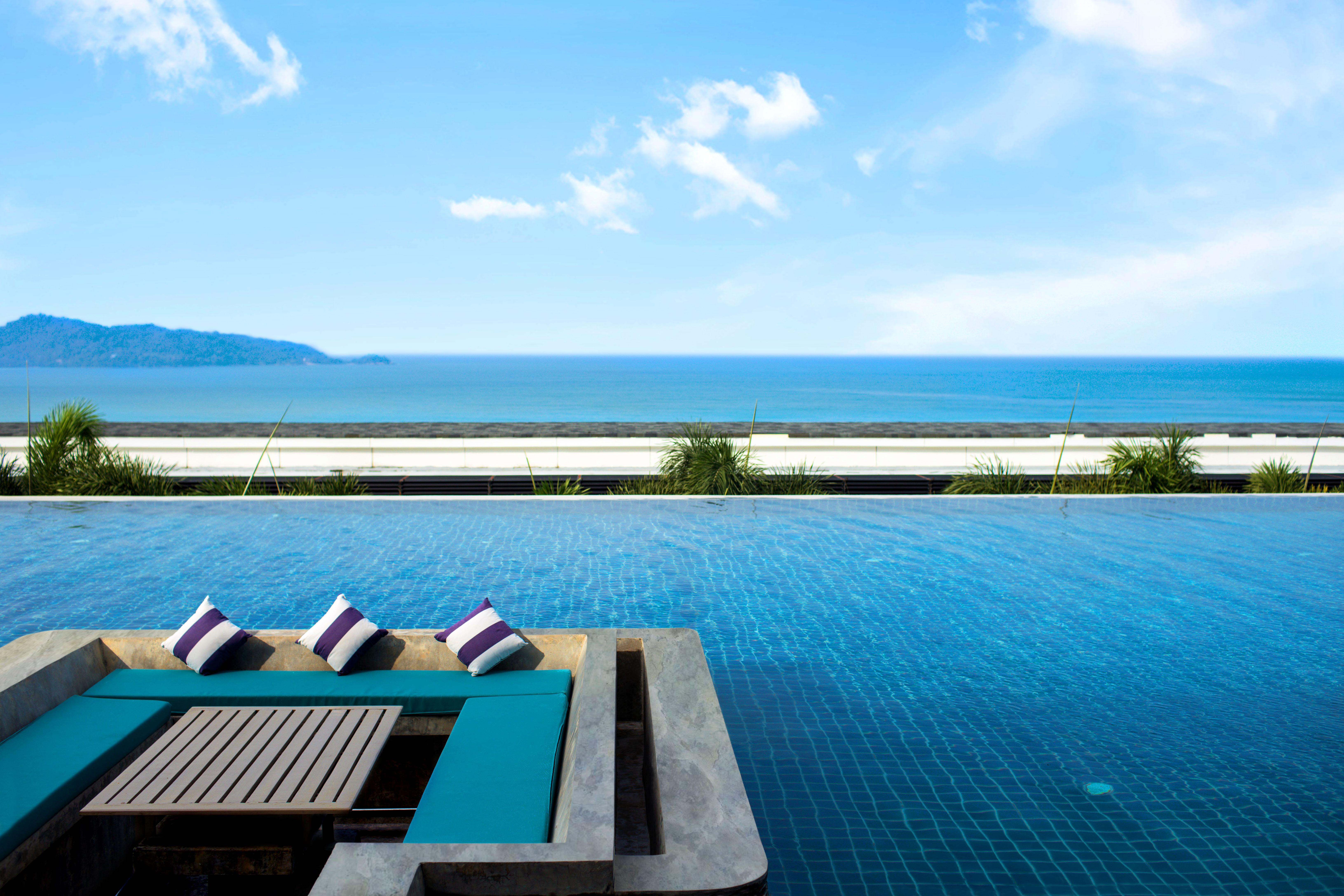 普吉岛安达曼特拉度假村及别墅【SHA Extra Plus】 布吉 外观 照片 Infinity pool at a resort in Phuket, Thailand